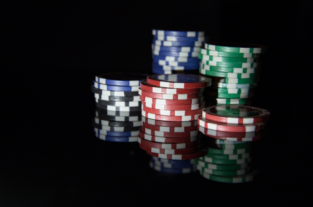 Fichas de poker apiladas: gestión de bankroll y disciplina en el juego competitivo