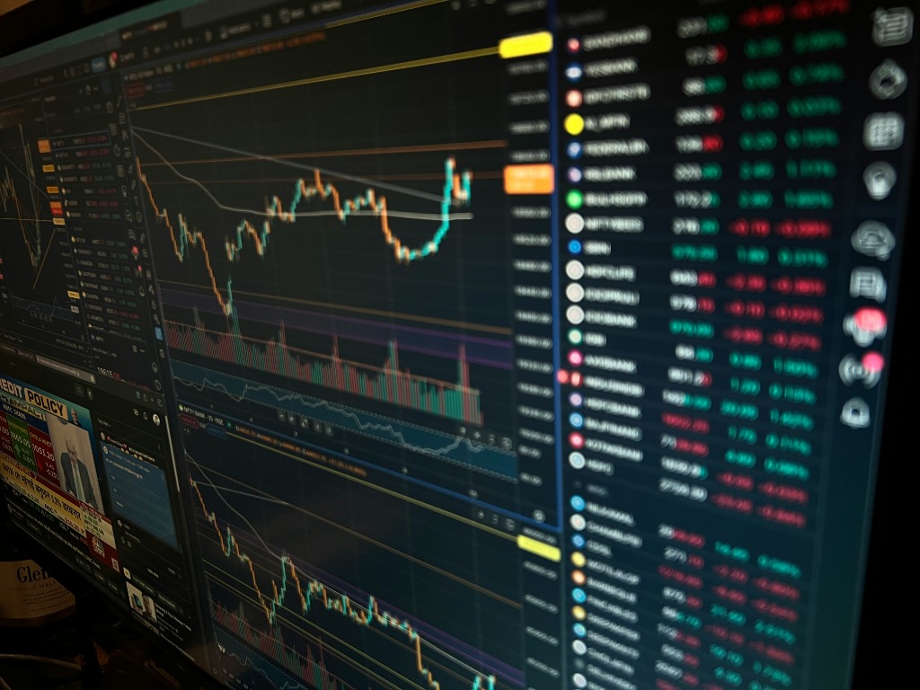 Pantallas con gráficos financieros y análisis de mercado bursátil